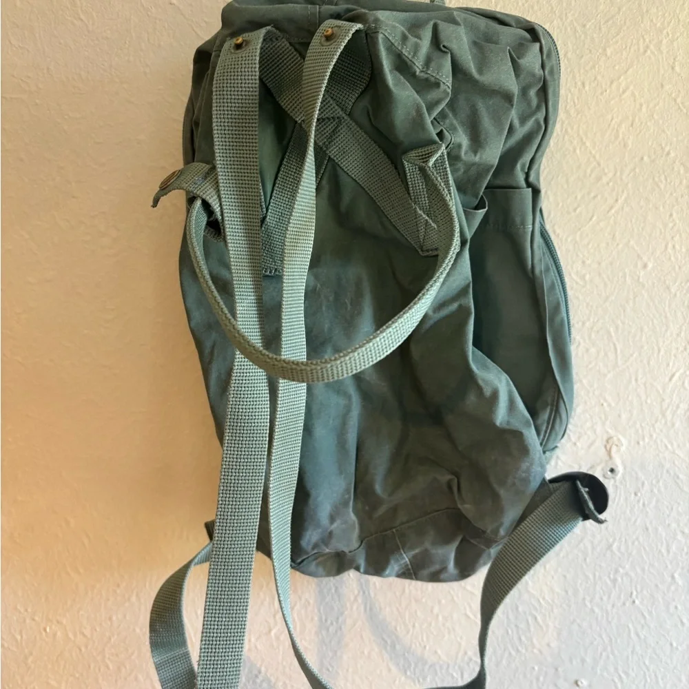 Fjallraven‎ Kånken Backpack in Olive Green